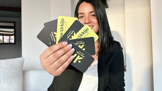 Diseñadora gráfica trabajando en su estudio en Medina de Pomar